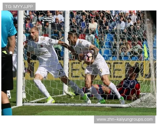 AC米兰中路穿插由中卫拾球发起进攻